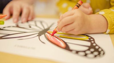 bambino che disegna all'asilo bambino che disegna all'asilo